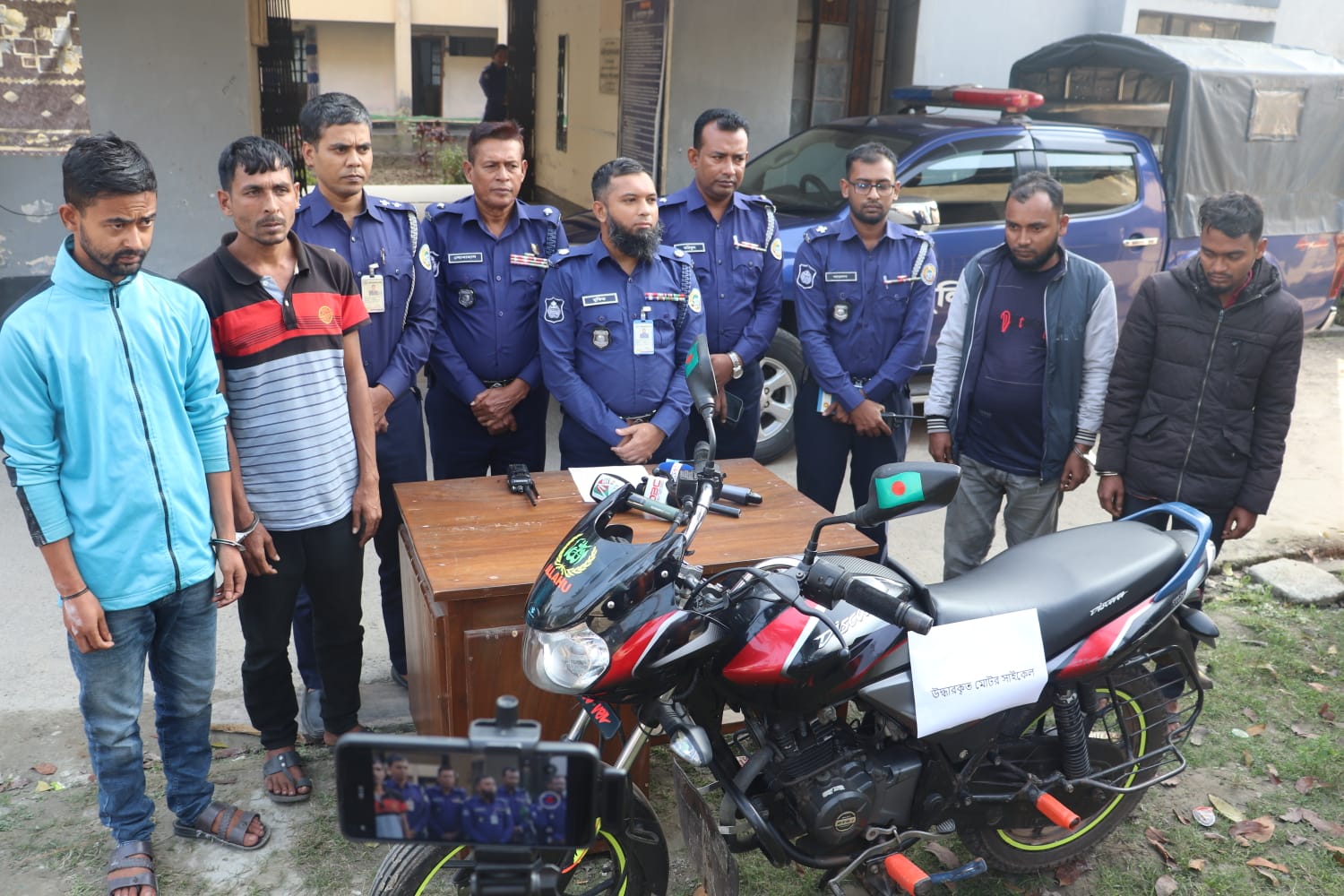 চোরাই মোটরসাইকেল সহ আন্তঃবিভাগ চোরচক্রের সক্রিয় ৪ সদস্য গ্রেফতার