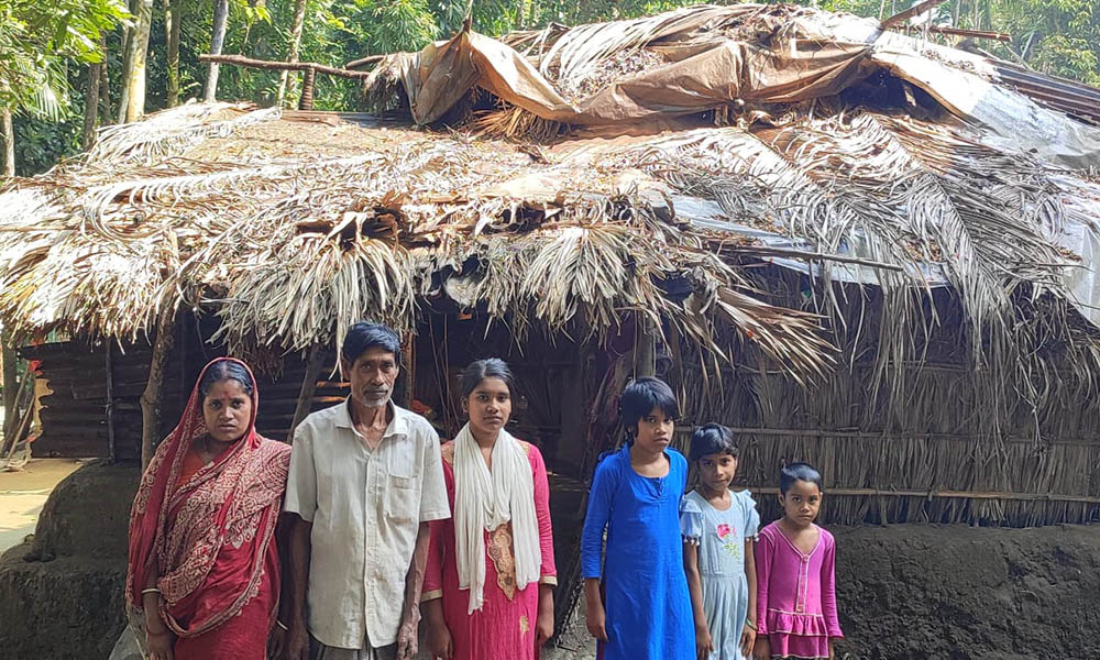 ভান্ডারিয়ায় মানসিক প্রতিবন্ধী রতি কান্ত হাওলাদারের পরিবারের মানবেতর জীবনযাপন